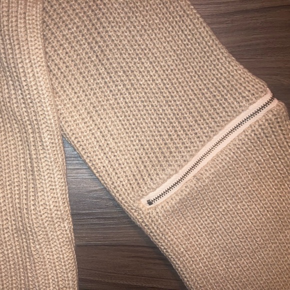 Haute Rogue sweater w/ zippered sleeves. Worn once and in perfect condition 🤗 - Picture 4 of 5
